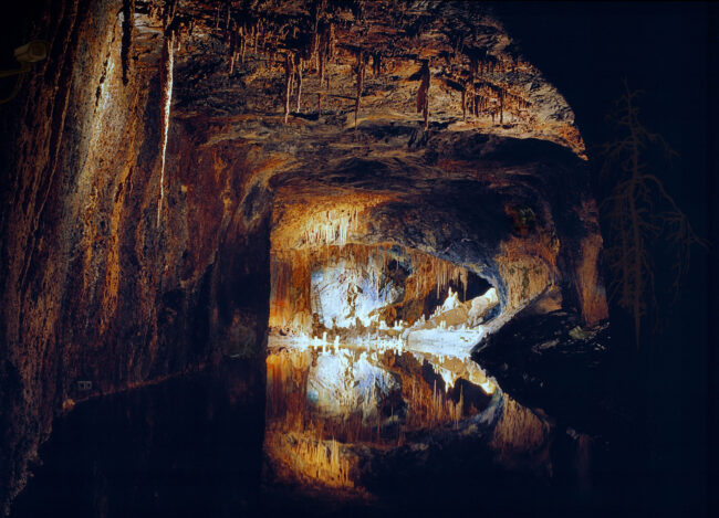 Anett Stuth Fotografie | HÖHLE / GROTTE / CAVE/GROTTO | 2007 | Aus der Serie: „Raum-Zeit-Bild“ / From the series „Space–Time–Image“ | c-print, Diasec